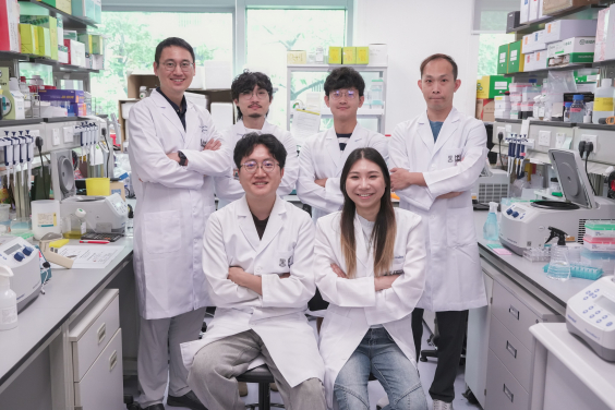 權性哲教授（後排左一）領導的研究團隊開發創新工具修復錯誤基因，為神經退化性疾病帶來新希望。
 